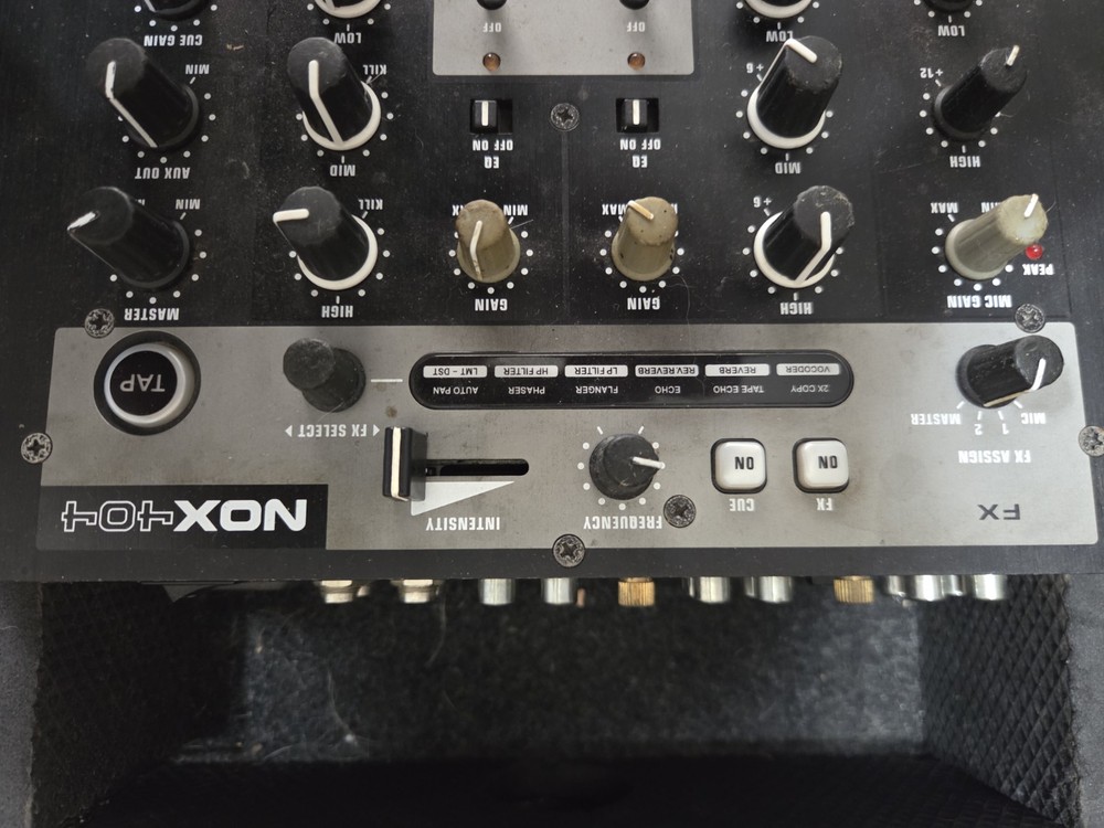 Behringer NOX404