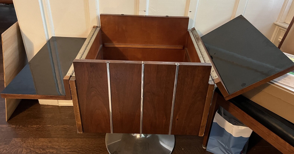 Art Deco Walnut - Square Pedastal Bar
