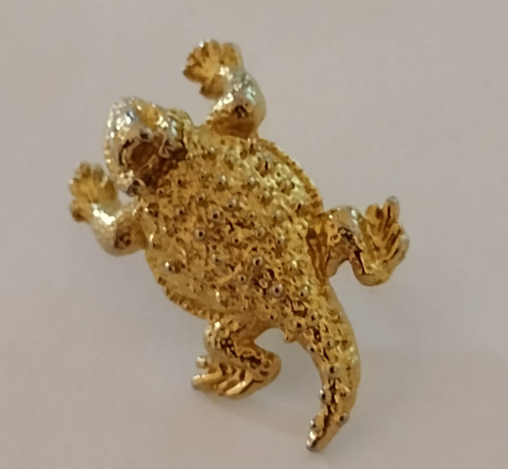 Lizard Toad Gold Toned Figure Tack Pin