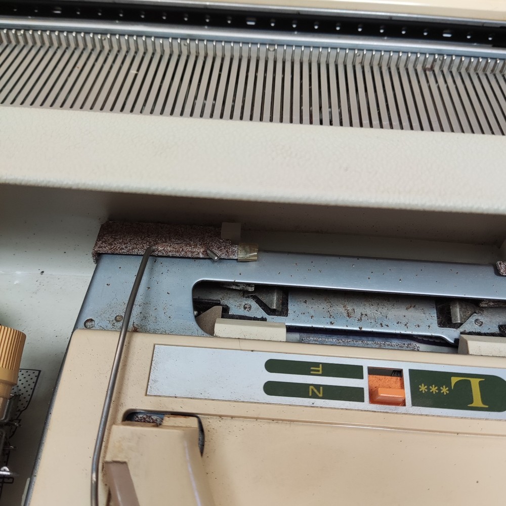 BROTHER KH-830 KNITTING MACHINE WITH ACCESSORIES READ DESCRIPTION