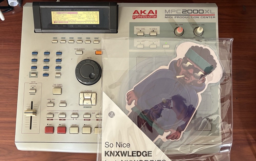 Akai MPC2000XL Sampler & Sequencer 16 Pads MIDI I/O Built-in Effects Tabletop