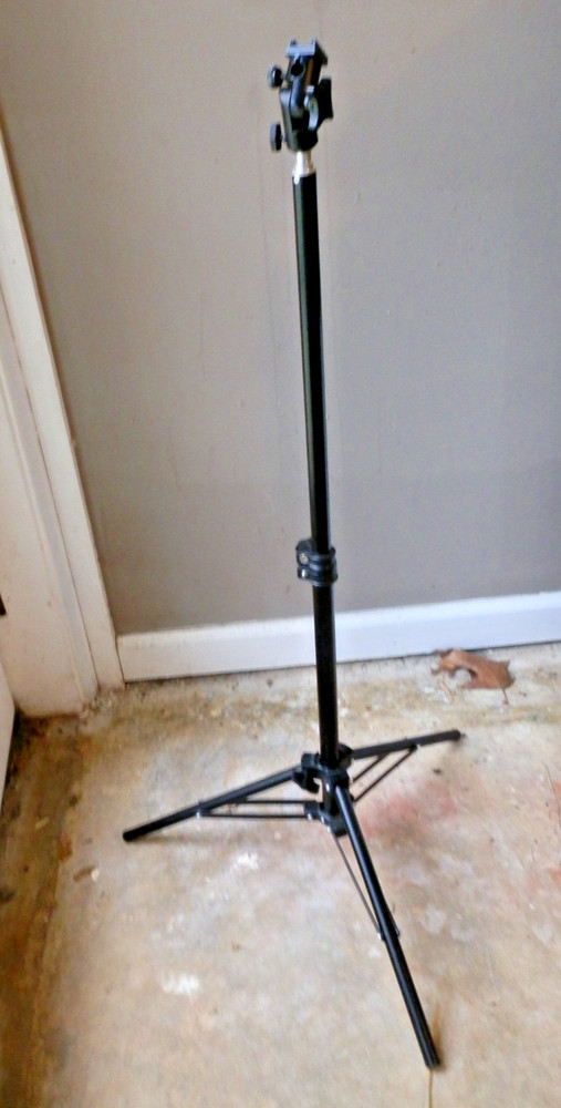 Studio lighting - small light stand  cold-shoe mount included