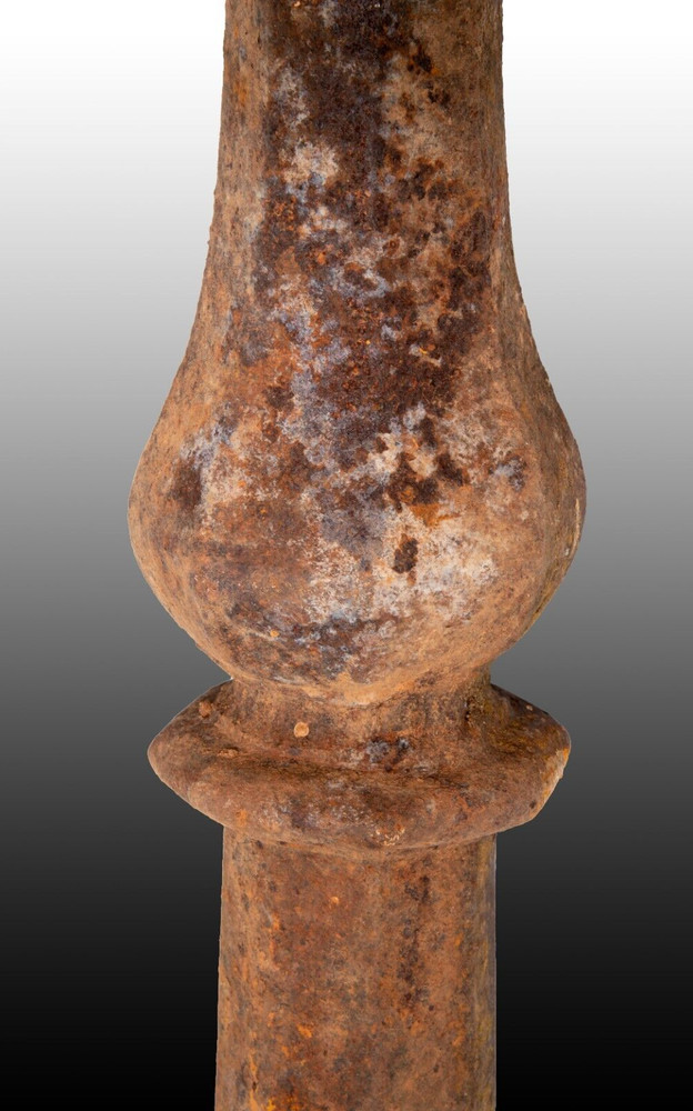 Four columns. Iron. 17th century