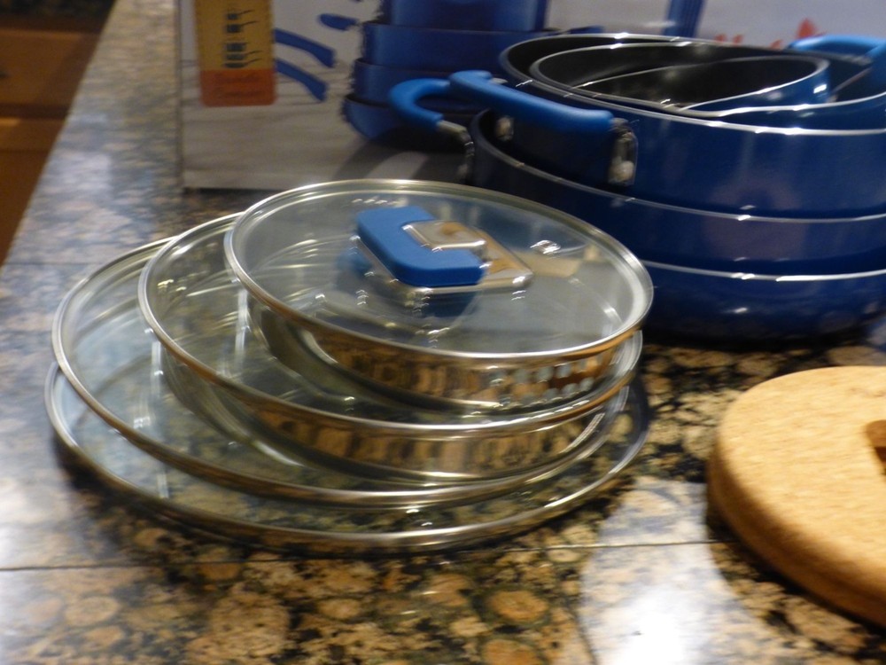 NutriChef Kitchenware 17-pc Non-Stick Space Saving Cookware Set, Blue