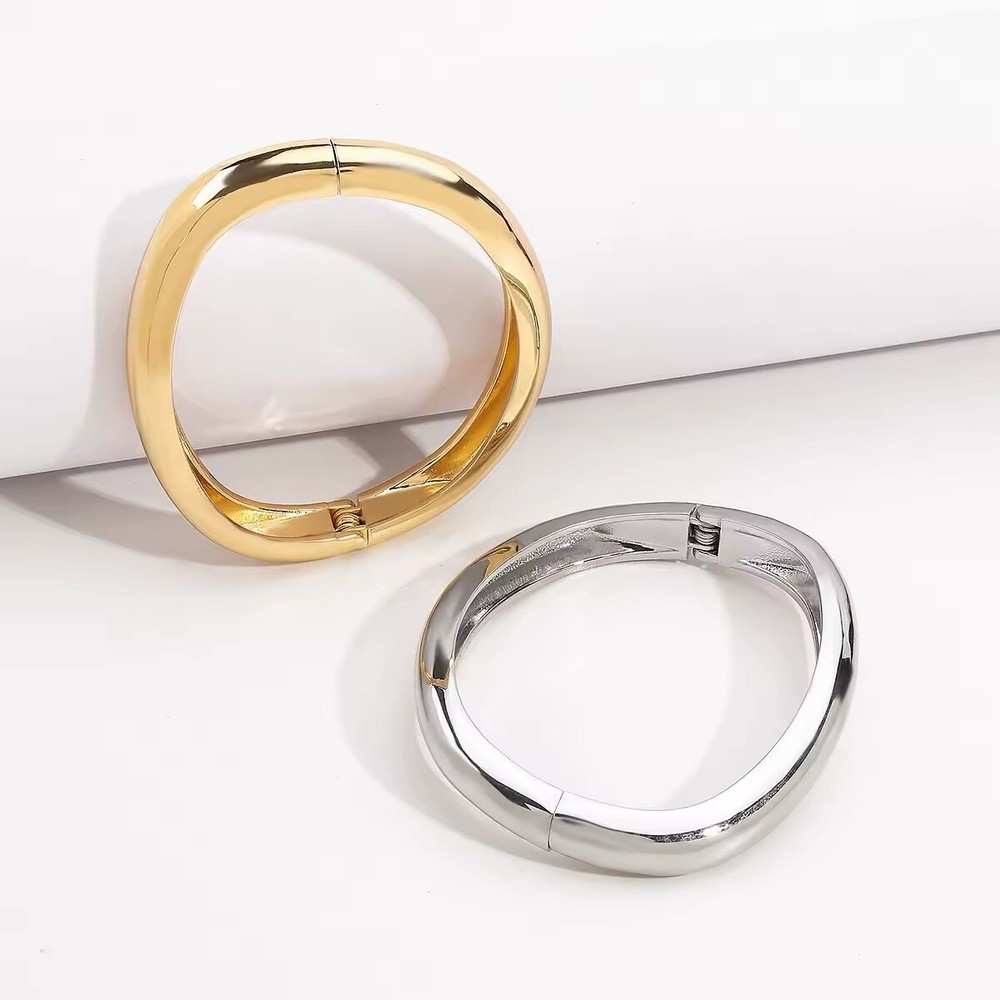 ZARD Wavy Bangle Solid Bracelet in 14k Gold