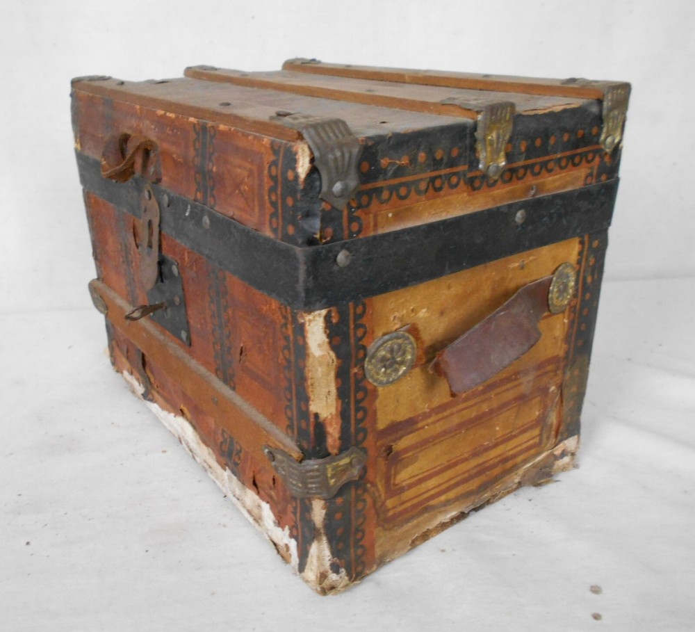 ANTIQUE VICTORIAN CHILD'S DOLL TRUNK