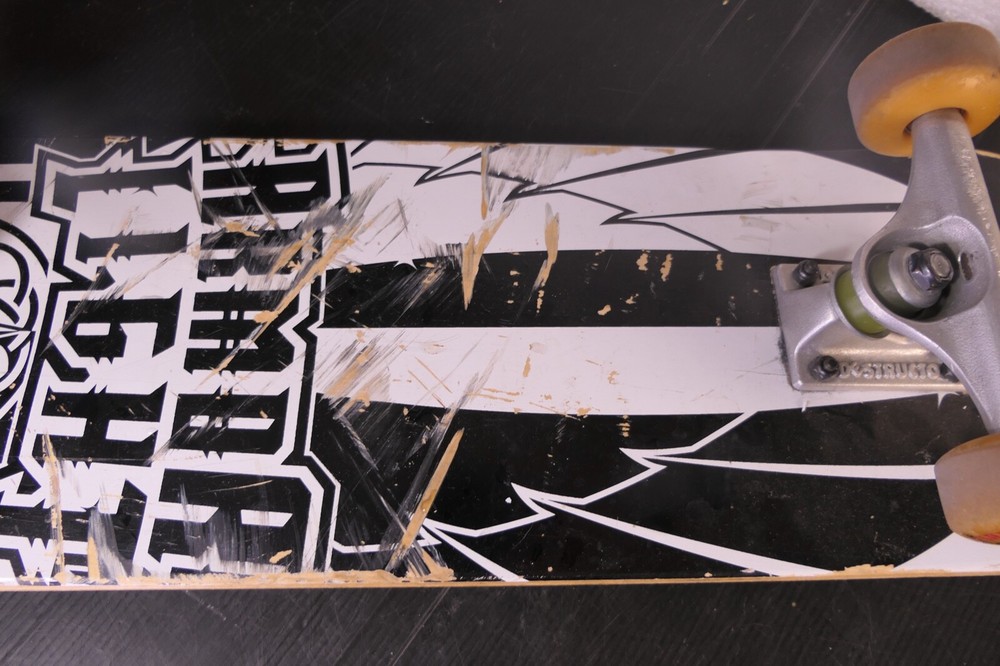 DARKSTAR ARMOR LIGHT WHITE & BLACK SKATEBOARD