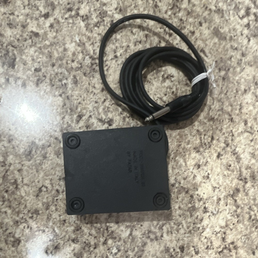 PS 100 Sustain/Damper Pedal for Electronic Keyboard, Compact Plastic, Black