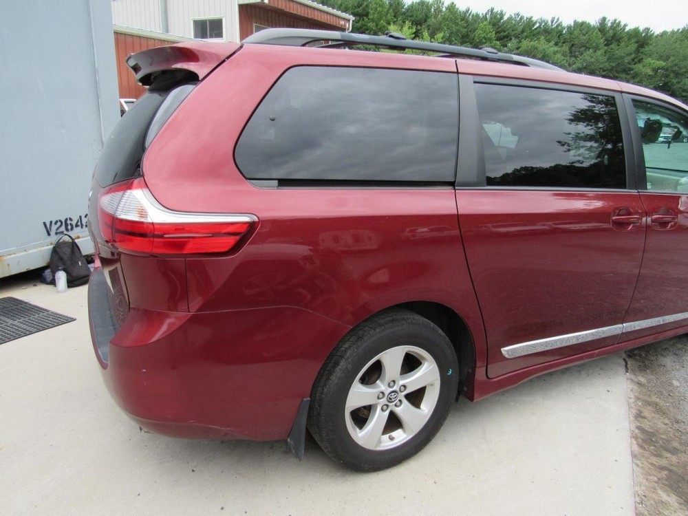 SIENNA 2018 Glove Box 1064389