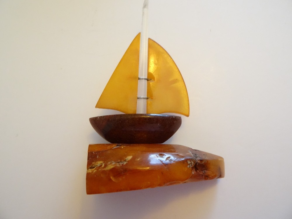 VINTAGE TINY BUTTERSCOTCH BAKELITE NAUTICAL SAILBOAT