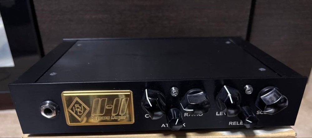 Ultimate Comp II bass compressor half rack size