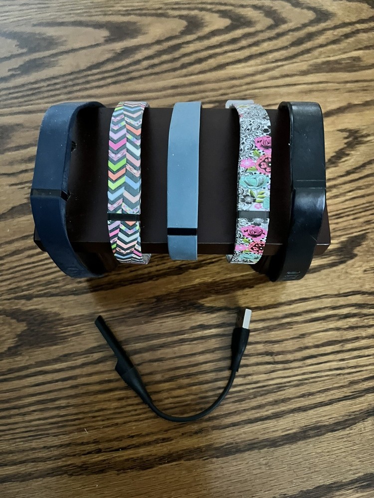 5 Fit Bit Flex Bands and Charger