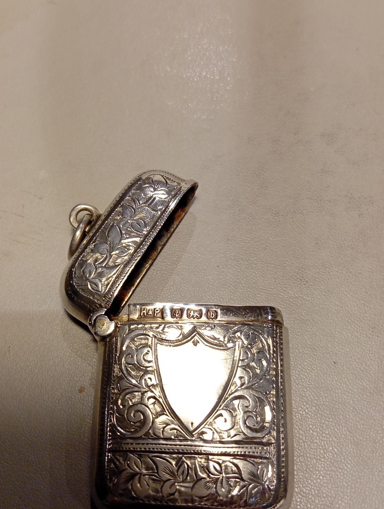SOLID SILVER VICTORIAN VESTA CASE BIRMINGHAM CIRCA 1880 HALLMARKED.