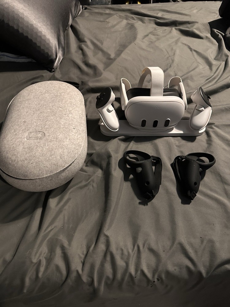 Meta Quest 3 With Charging Stand, Case And Controller Straps