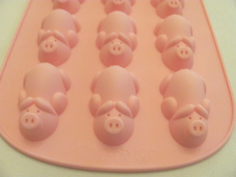 NWOT ICE CUBE TRAY - PINK PIG THEMED ICE CUBE TRAY