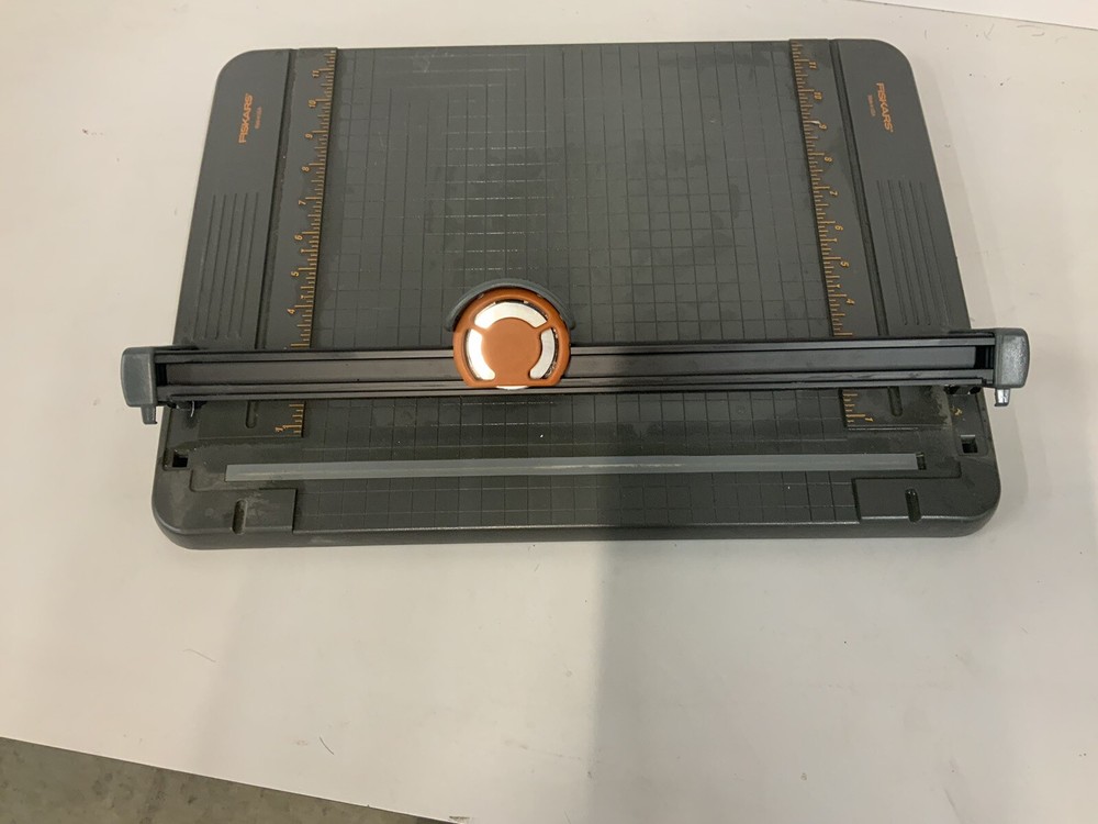 FISKARS Desktop Cutting Board Paper Rotary Cutter