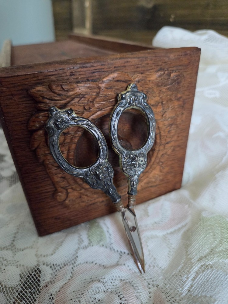 Antiuqe Scissors Sewing with Floral Pattern on Handle