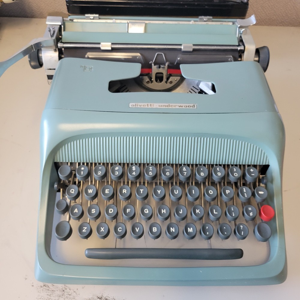 Olivetti Studio 44 SCRIPT Manual Portable Typewriter w/ Original Case - NICE !