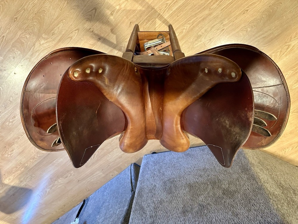 18" Antares Close Contact Saddle, Medium Width, Short Flap