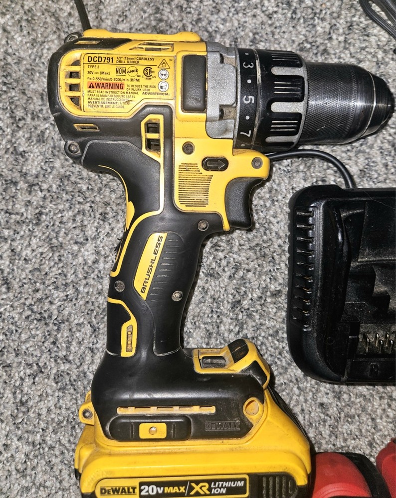 DEWALT 20-Volt MAX Combo Kit - Includes Flashlight