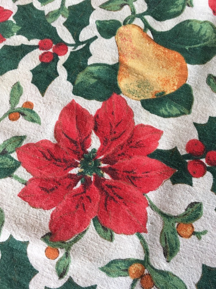 HOLIDAY PRINT RECTANGLE TABLECLOTH & 4 MATCHING NAPKINS