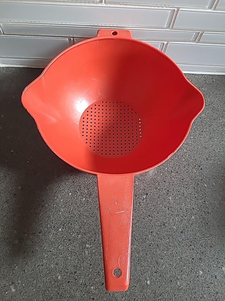 Vintage Tupperware #1523-2 Large 2 Quart Colander Strainer w/ Handle RED-ORANGE