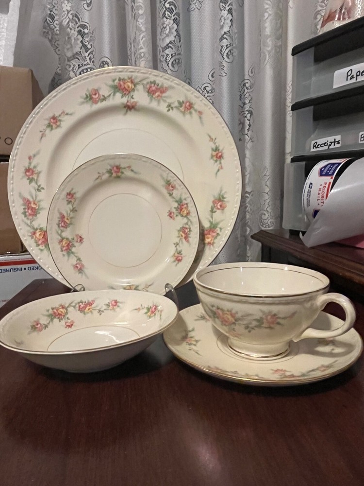 Homer Laughlin -Georgian Eggshell-Countess Pattern-1943-5 piece Set