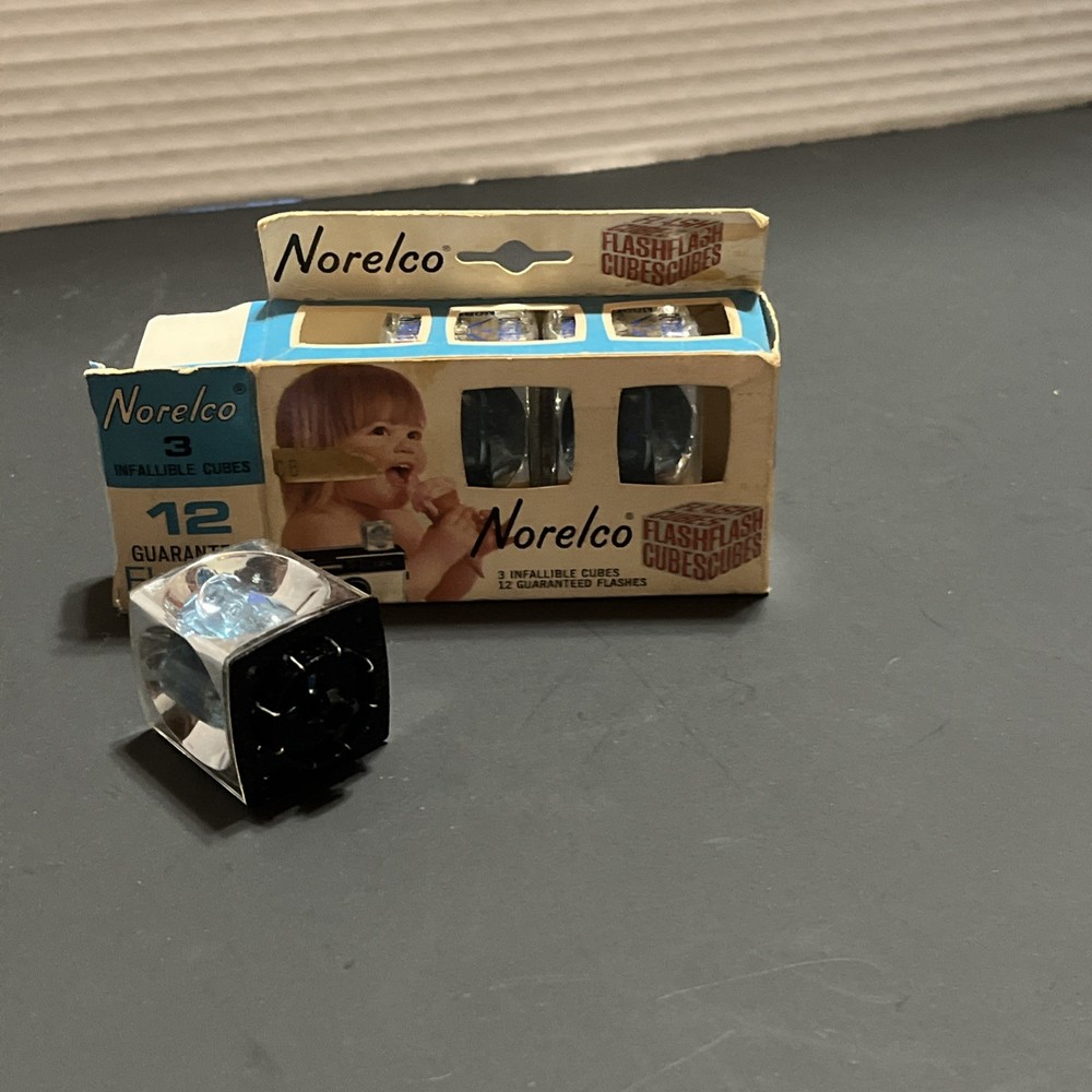 VTG Norelco Cube Flash 1 Cube 3 Flashes Original Box. READ