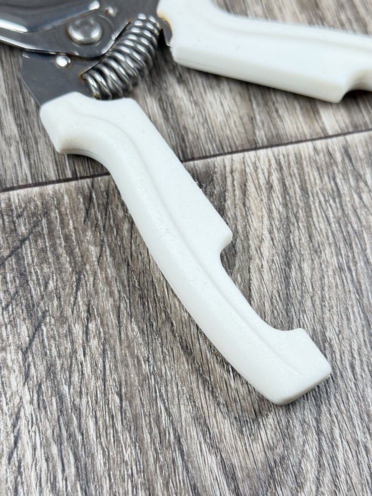 Pampered Chef Kitchen Shears Scissors #1075 White w/ Wall Mount Holder Retired