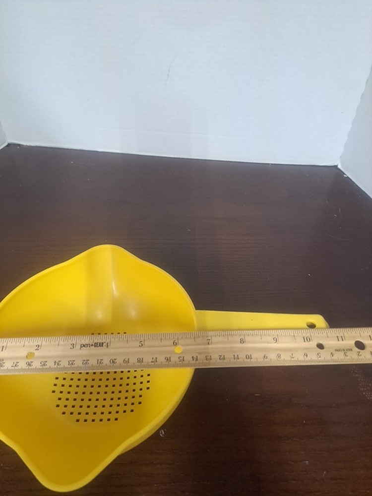 Vintage Tupperware Yellow 1 Quart Plastic Strainer Collander
