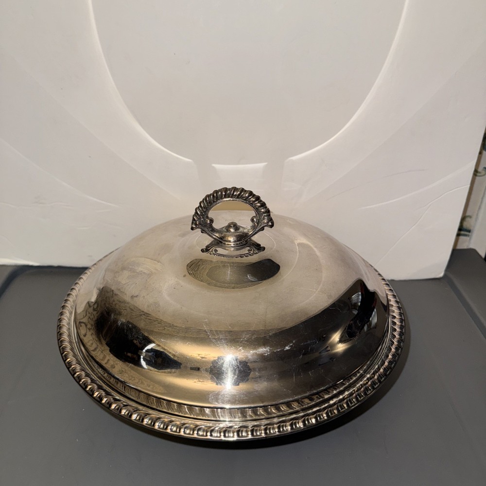 WM ROGERS 862 Silverplate Round Serving Bowl With Lid & PYREX Insert pre owned
