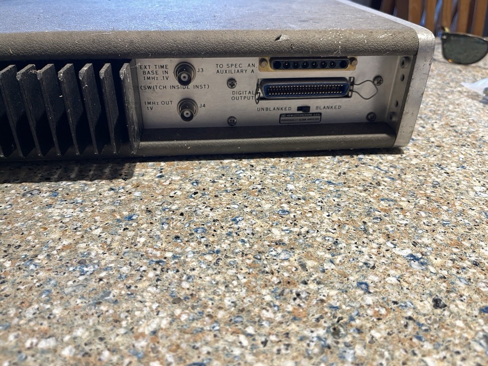 HP 8443A Tracking Generator Frequency Counter (POWERS ON, DISPLAY INDICATES)