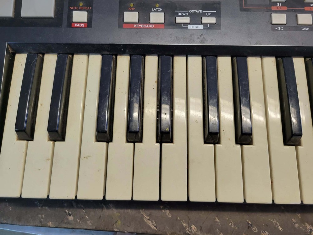 AKAI professional mpk25 usb/midi performance keyboard