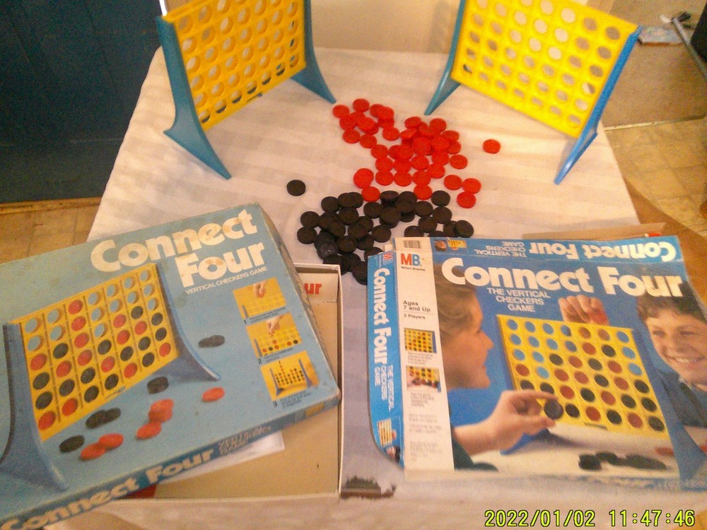2 VINTAGE CONNECT FOUR GAMES EXTRA CHIPSS
