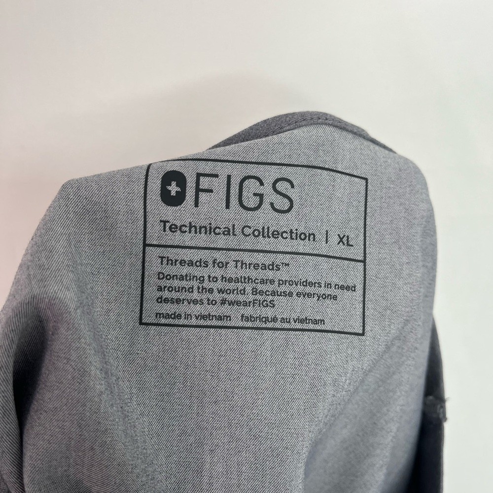 Figs Chisec Three Pocket Scrub Top Graphite Gray Men’s Size XL