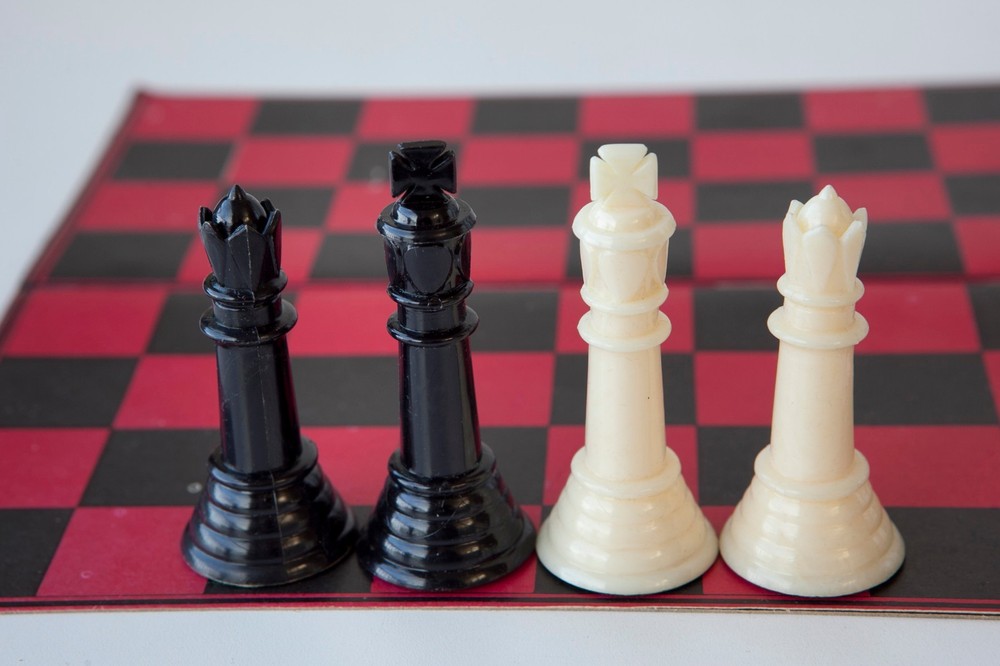 Vintage Chessmen King Size Chess Set - READ