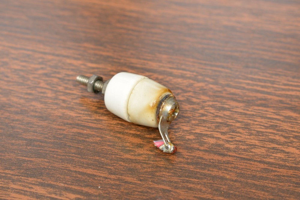 HIGH VOLTAGE CERAMIC FEED THROUGH INSULATOR