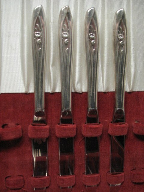 IS INTERNATIONAL SILVER TULIP PLATED FLATWARE SET SILVERWARE 46 PIECES W/BOX