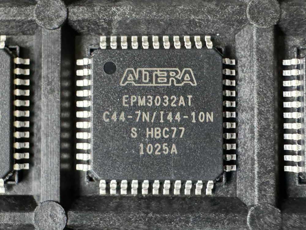 Microcontroller EPM3032ATC44-7N Altera Semiconductor - 66 PCS