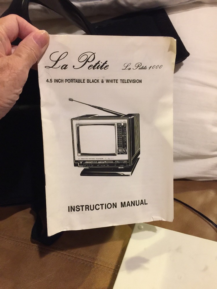 ❤️La Petite 4.5 inch Hi-Tech mini television + Zippered Case UNTESTED
