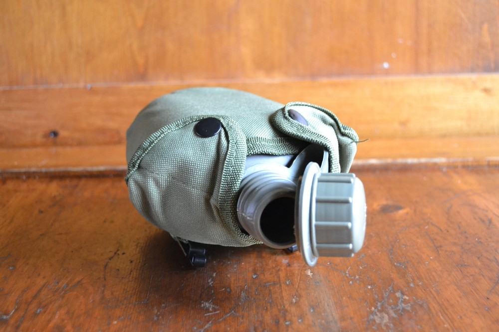 Army Canteen with Canvas Carrying Case Pristine