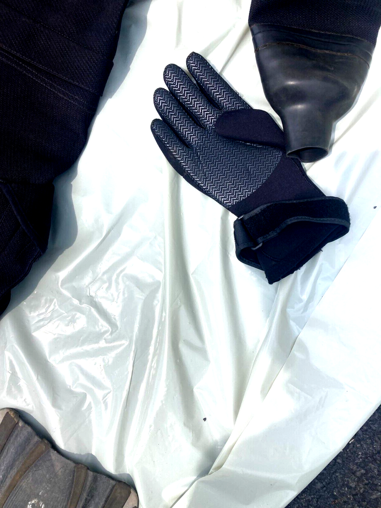 PINNACLE EVOLUTION DRY SUIT WITH TECHNISUH FLIPPERS AND BAG AND GLOVES
