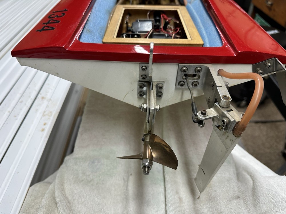 RC Seaducer 90 Race V with CMB 90 engine.