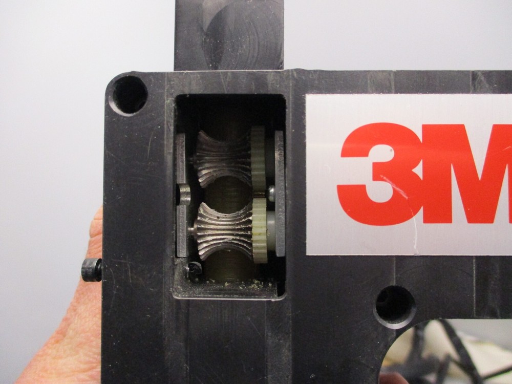 3M model 100 hot melt end effector actuated applicator 150 controller [2*L-32]