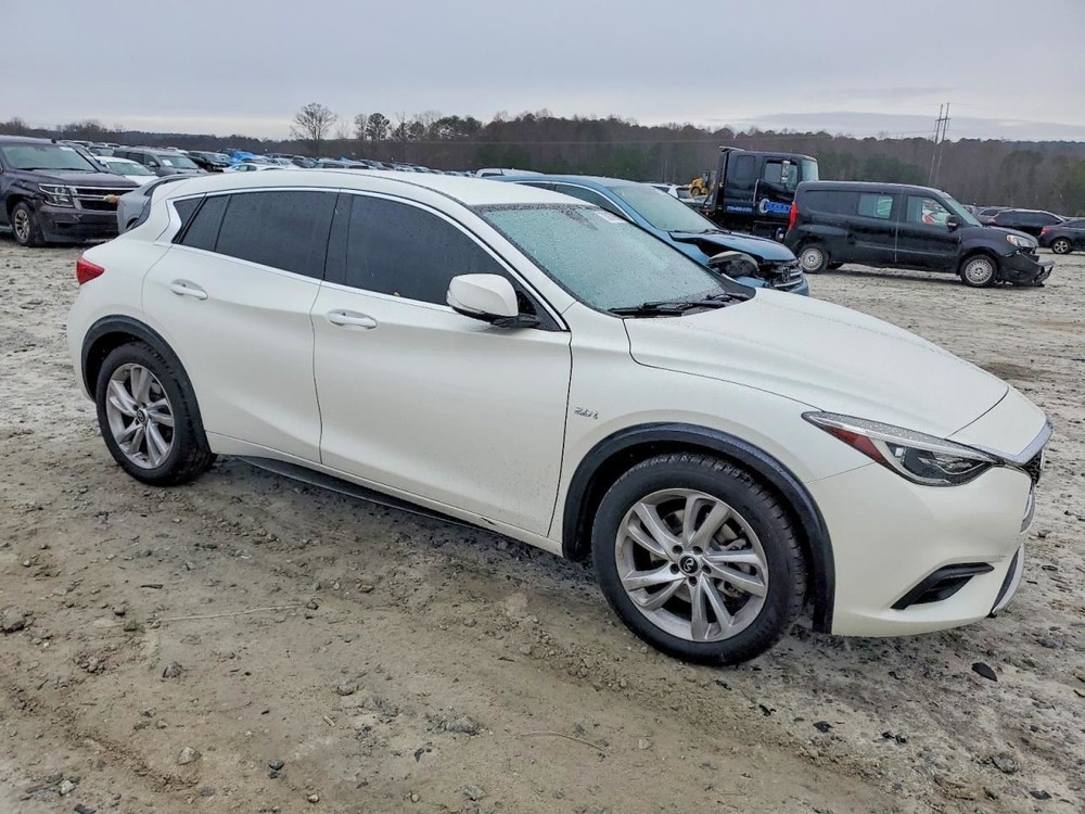 QX30 2017 Glove Box 4977390