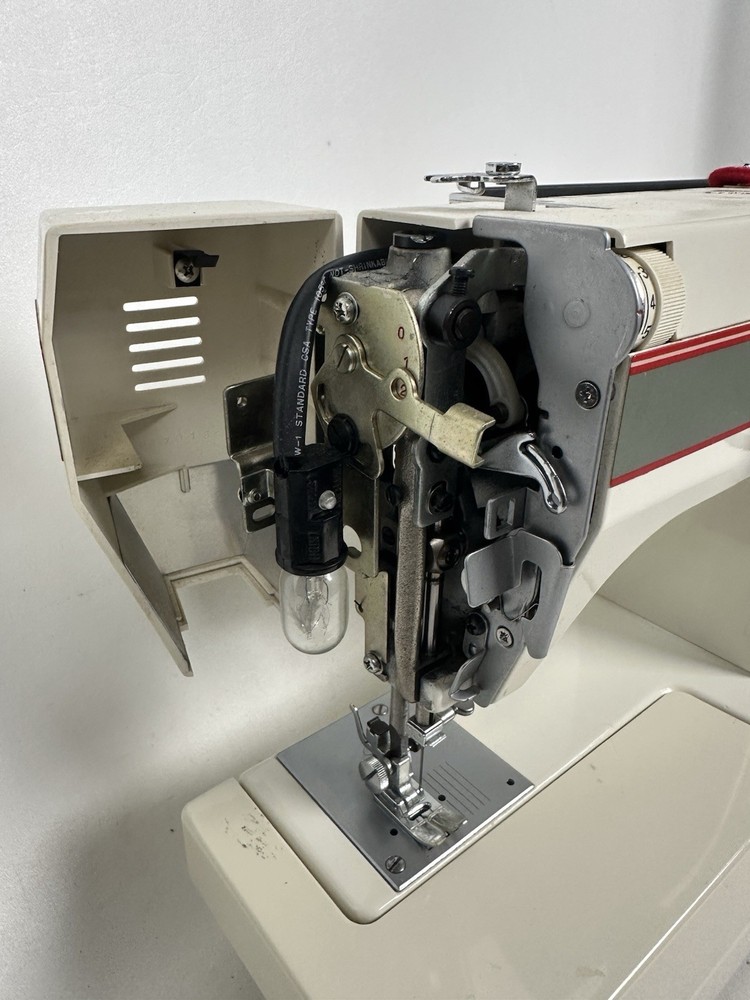 White Vintage Sewing Machine Model 1477
