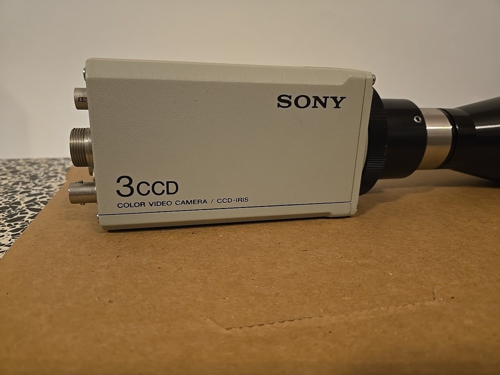 Sony 3CCD-IRIS DXC-930P Microscope Video Camera w/ENG12 Coupler, Lens