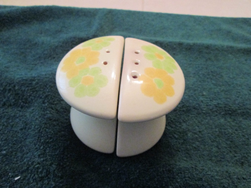 Vintage  RETRO Franciscan Earthenware Picnic pattern Salt Pepper Shaker
