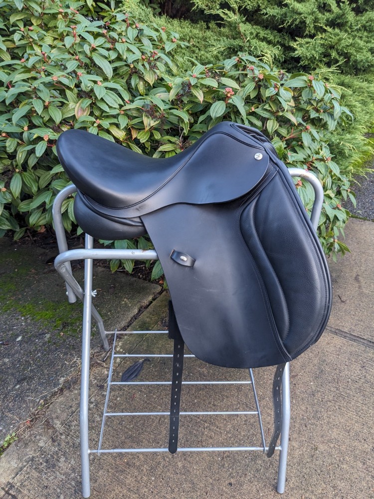 Ideal - EUC - 17" - Technical T&T Dressage Saddle - Short Flap- Adjustable Tree