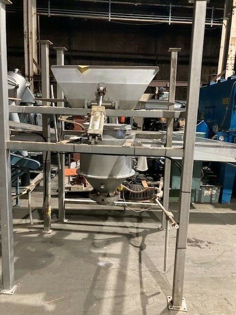 SUPERSACK UNLOADING SYSTEM WITH HOIST AND ACCURATE AUGER FEEDER